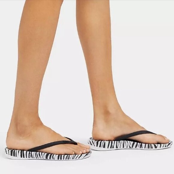 NWT Womens Fitflop Iqushion Flip Flops MSRP $38 Zebra print - Picture 3 of 9